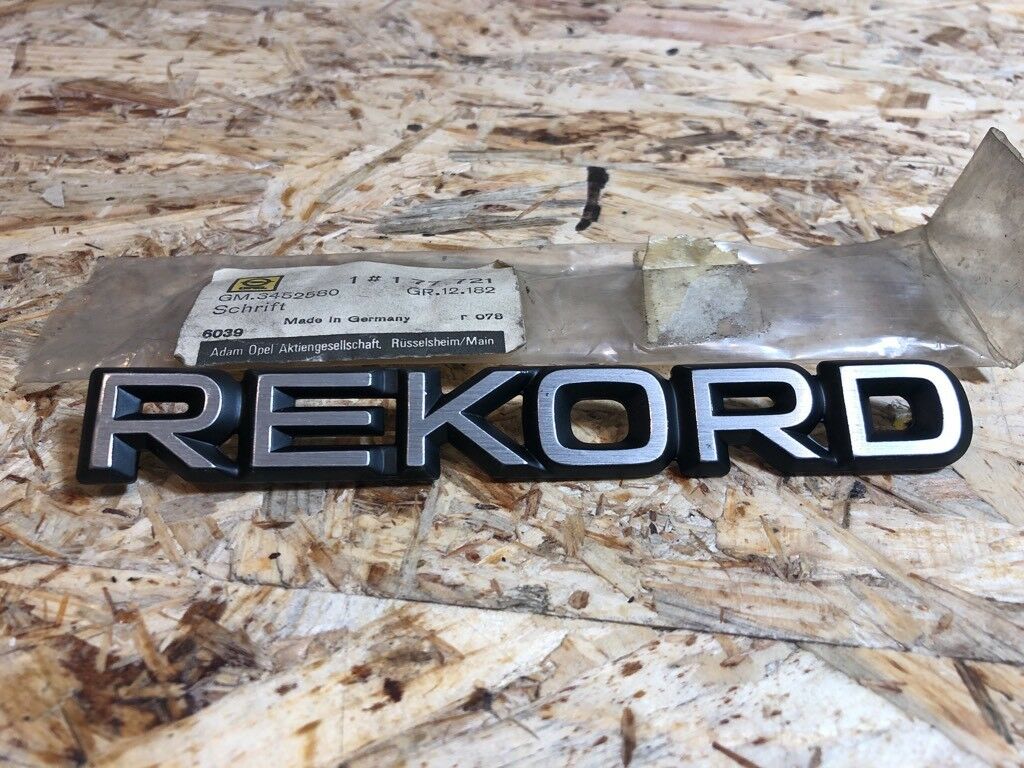 Original GM Opel Rekord Emblem steckend *NEU*