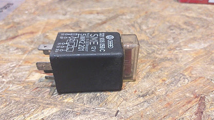 Mk1/2 Scirocco Relais Kraftstoffpumpe mit Sicherung original Siemens NEU