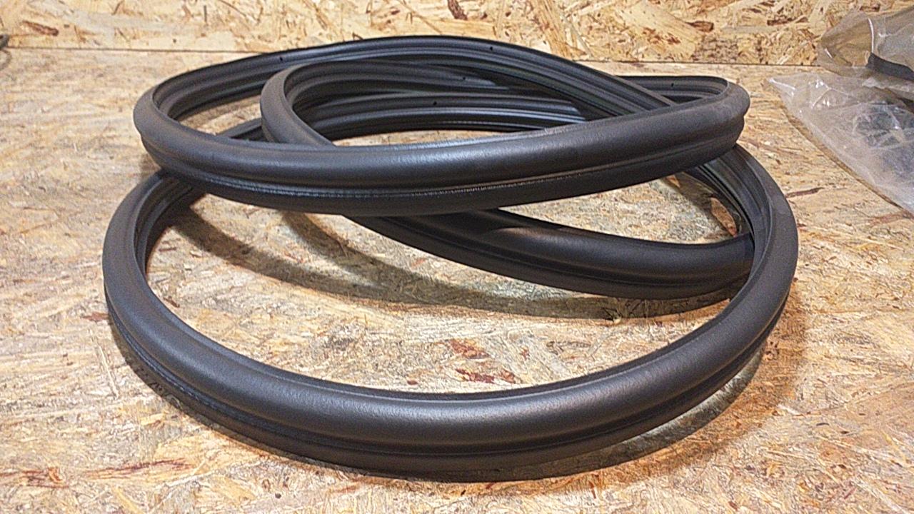 Kadett E Gummiabdichtung Vordertüre mit Falschabdeckung schwarz original GM Opel NEU