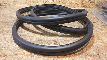 Kadett E Gummiabdichtung Vordertüre mit Falschabdeckung schwarz original GM Opel NEU