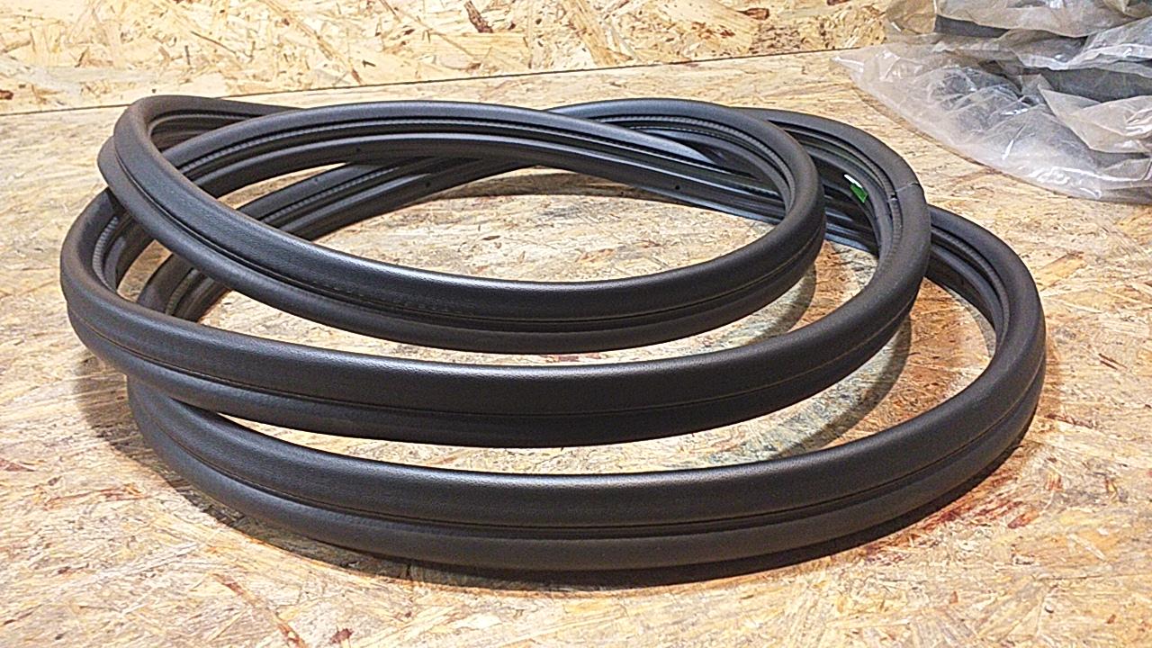 Kadett E Gummiabdichtung Vordertüre mit Falschabdeckung schwarz original GM Opel NEU