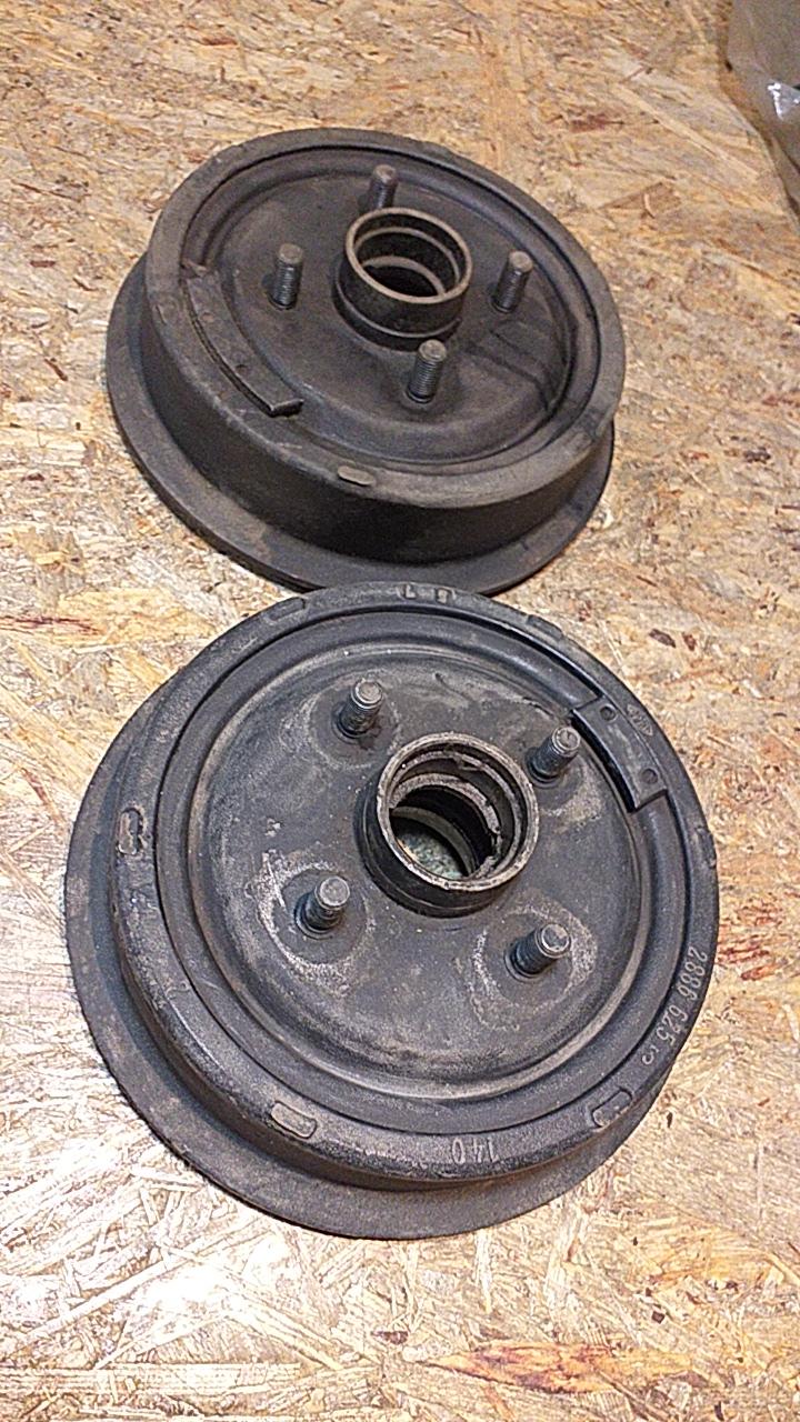 Kadett B  Set Bremstrommeln mit Stehbolzen Vorderachse original Opel NEU