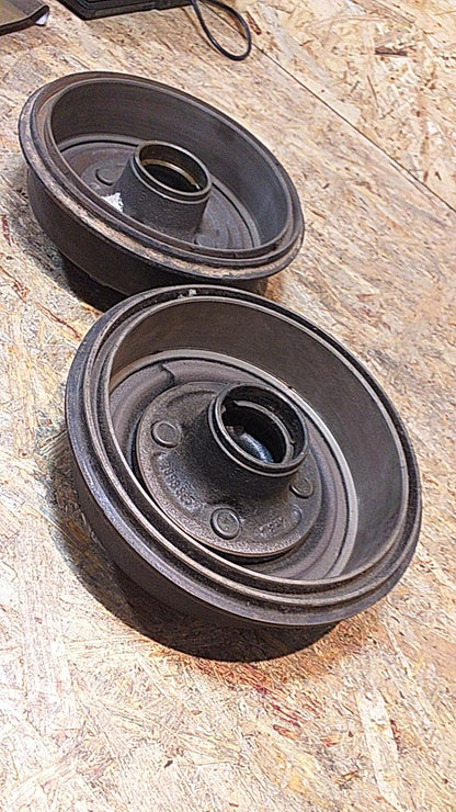 Kadett B  Set Bremstrommeln mit Stehbolzen Vorderachse original Opel NEU