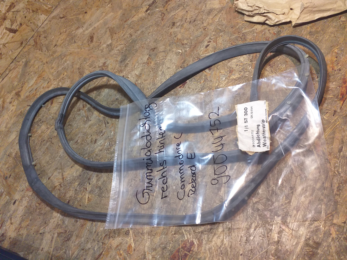 Rekord E Commodore C Gummiabdichtung rechts hinten original GM Opel NEU
