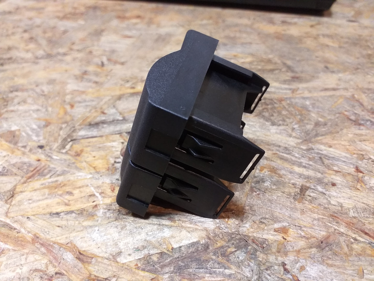 Omega B Abdeckung Schalteröffnung Traktionskontrollsystem original GM Opel NEU