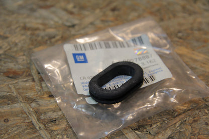 Original GM Opel Tülle Kraftstoffrohr an Unterbau (8x35) 90278887 Omega A , Senator B