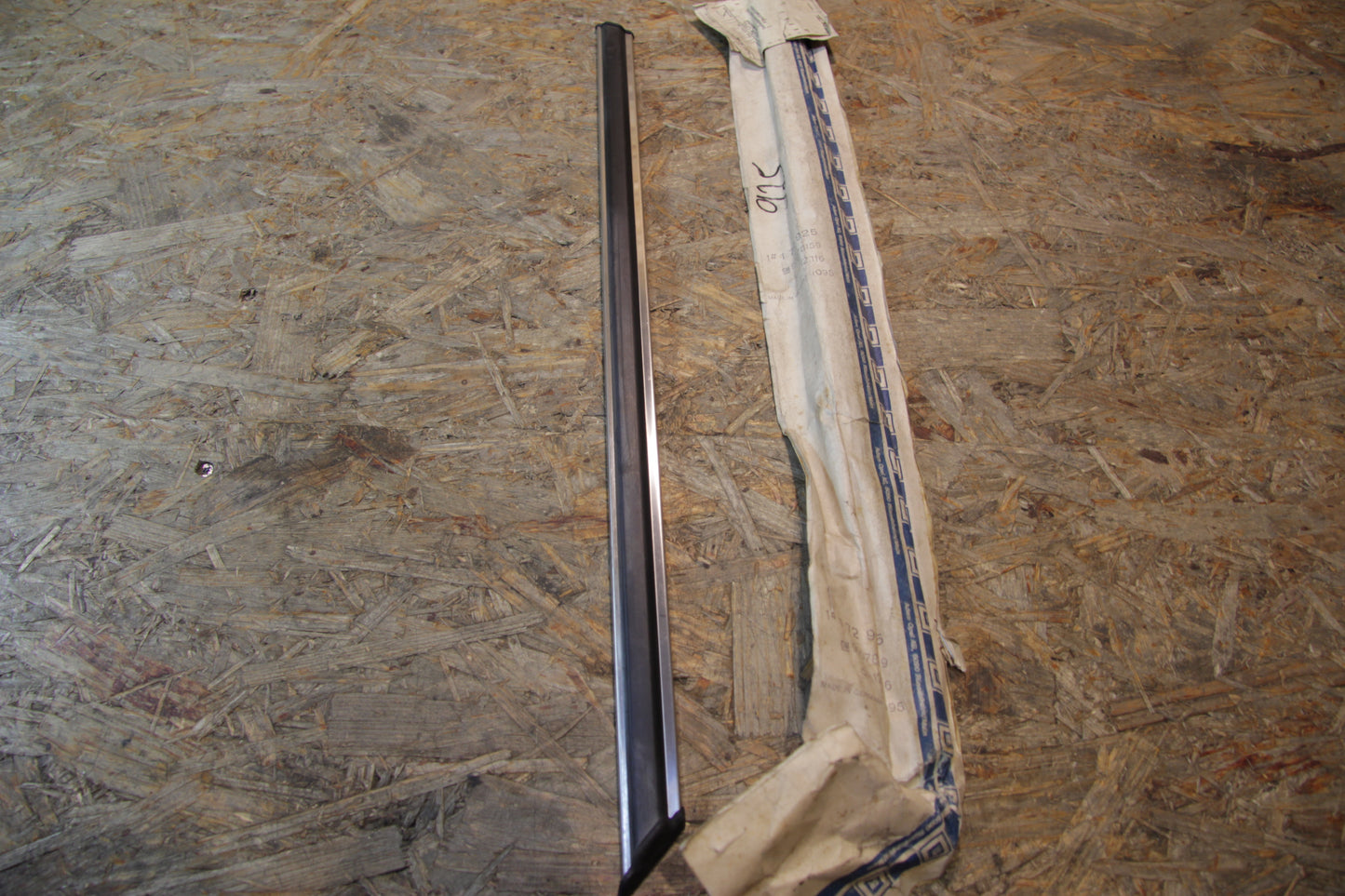 Original GM Opel Zierleiste Seitenwand hinten links, hinter dem Radlauf, 90078159 Manta B