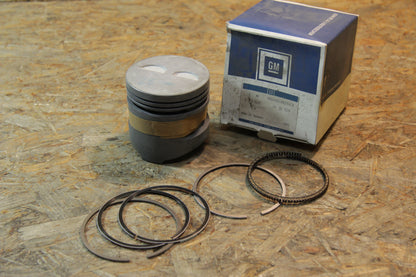 Original GM Opel Kolben Kolbenbolzen und Ringe Zylinderbohrung: 78,97 mm Kennzeichen: 7 9293653 Kadett E