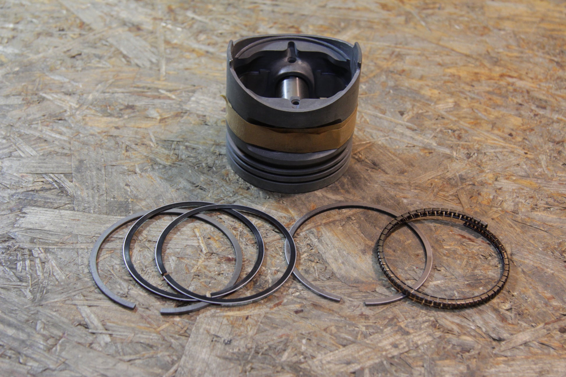Original GM Opel Kolben Kolbenbolzen und Ringe Zylinderbohrung: 78,97 mm Kennzeichen: 7 9293653 Kadett E