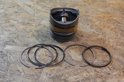 Original GM Opel Kolben Kolbenbolzen und Ringe Zylinderbohrung: 78,97 mm Kennzeichen: 7 9293653 Kadett E