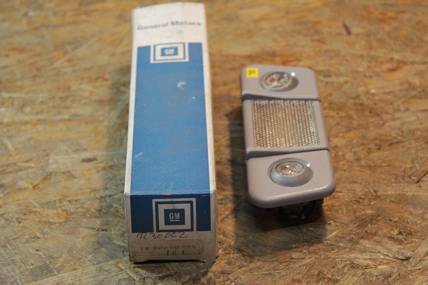 Original GM Opel Innenraumleuchte mit verzögerter Ausschaltung  pastellgrau Farbkomb, 055, 155, 455, 595 90260795 Omega A ...