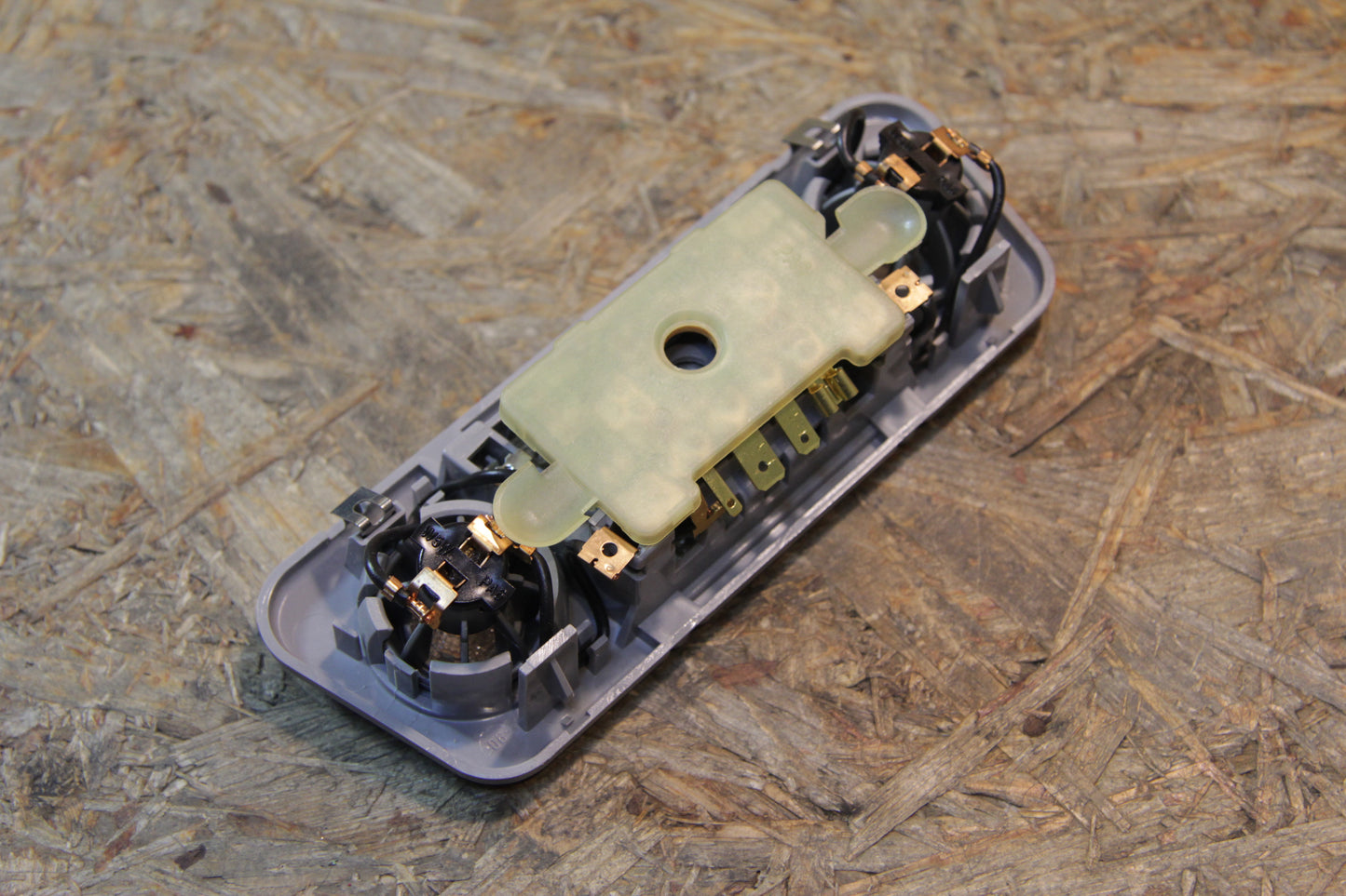 Original GM Opel Innenraumleuchte mit verzögerter Ausschaltung  pastellgrau Farbkomb, 055, 155, 455, 595 90260795 Omega A ...