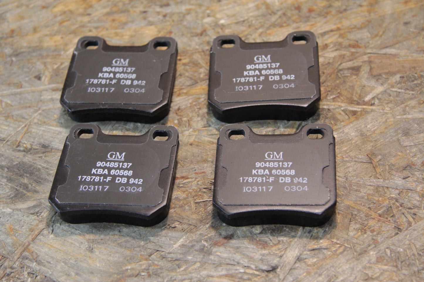 Original GM Opel Satz Bremsbeläge hinten 90485137 Omega A