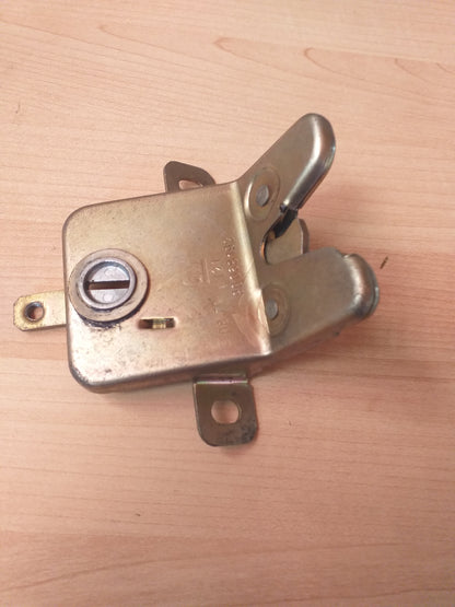 Kadett D Schrägheck Schloss an Heckklappe original GM Opel NEU