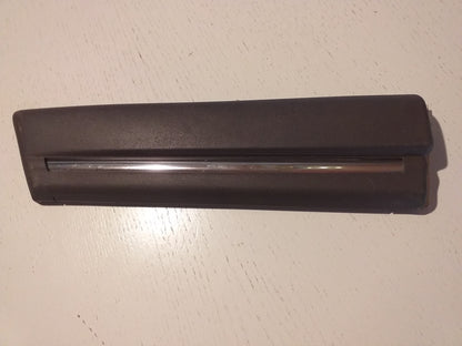 Omega A Schutzzierleiste Kotflügel vorne rechts dunkelbraun original GM Opel NEU
