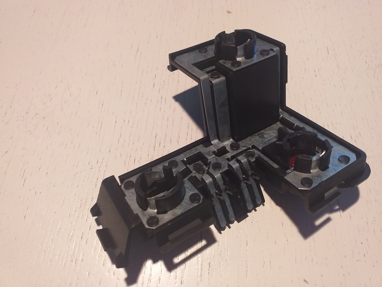 Omega B Stufenheck Lampenträger links außen original GM Opel NEU