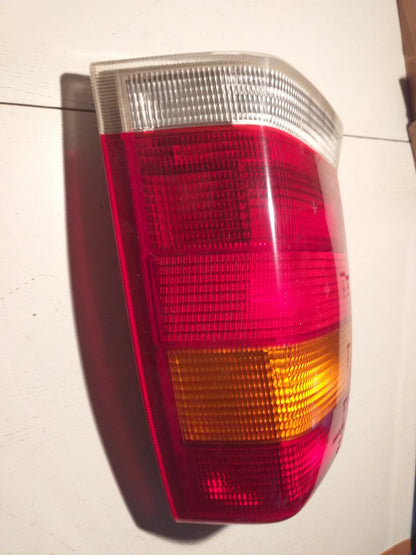 Omega B Heckleichte mit Nebelschlussleuchte rechts original GM Opel NEU