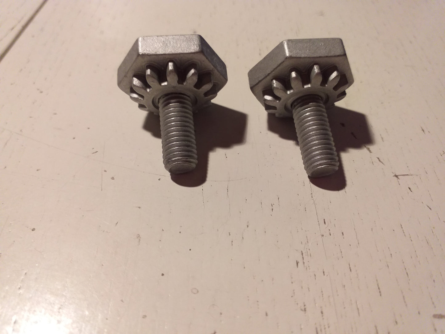 Oldtimer Youngtimer Schraube M8 x 19 an Strebe von Lichtmaschine