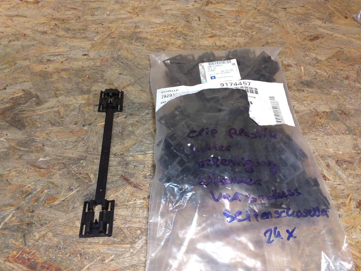 Opel Corsa C Astra Clips Plastikhalter Befesrigungsklammer Verschluss Seitenschweller original GM Opel NEU