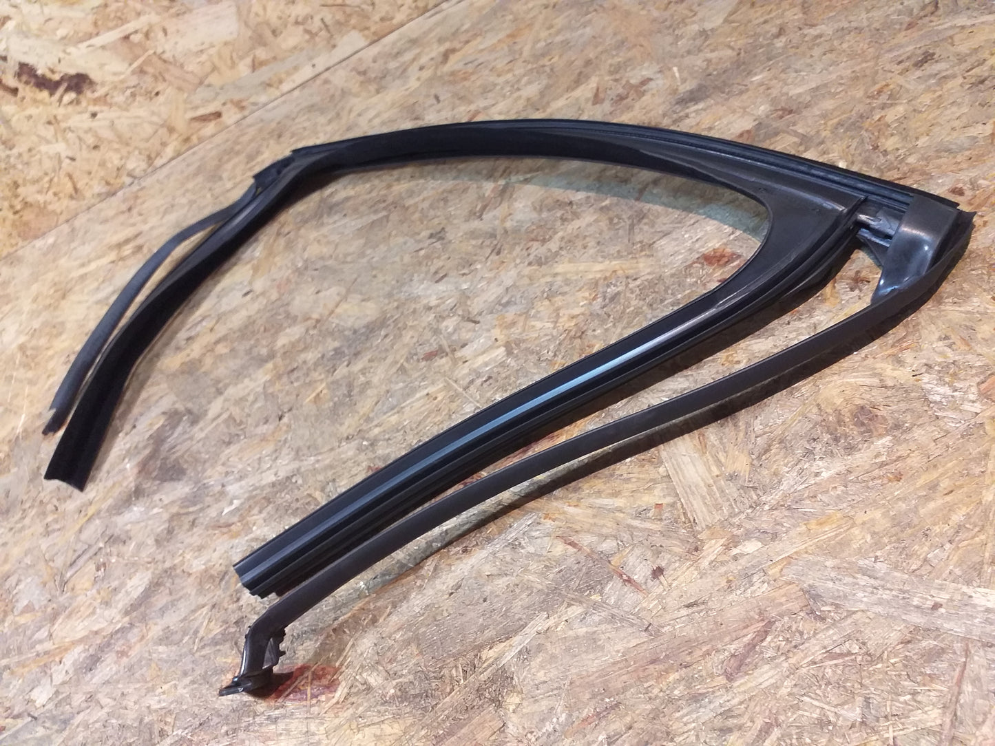 Astra J Abdichtung Fensterführung h. Links original GM Opel NEU