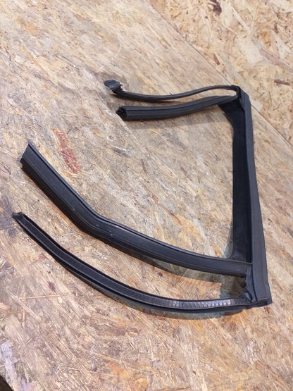 Astra J Abdichtung Fensterführung h. Links original GM Opel NEU