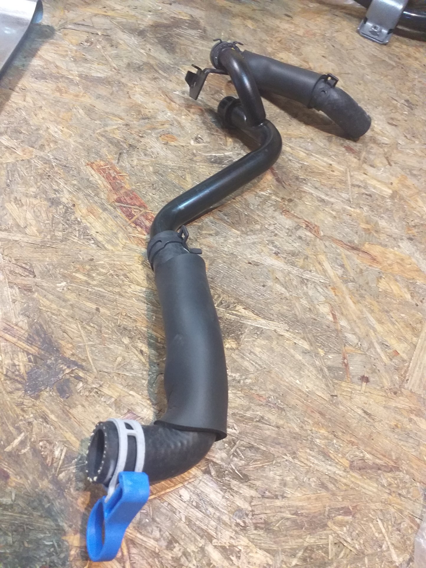 Chevrolet Cruze Stufenheck Schlauch an Kühler original GM Opel NEU