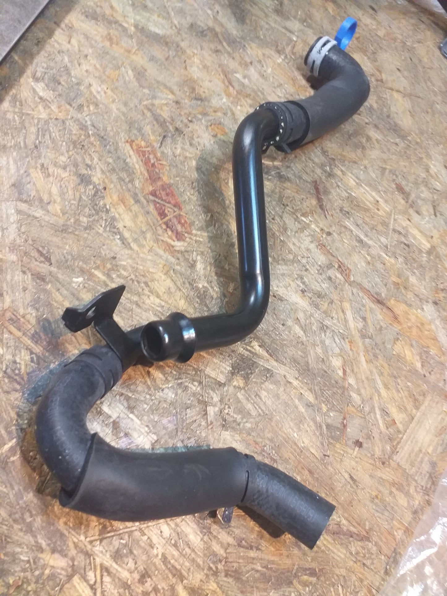 Chevrolet Cruze Stufenheck Schlauch an Kühler original GM Opel NEU