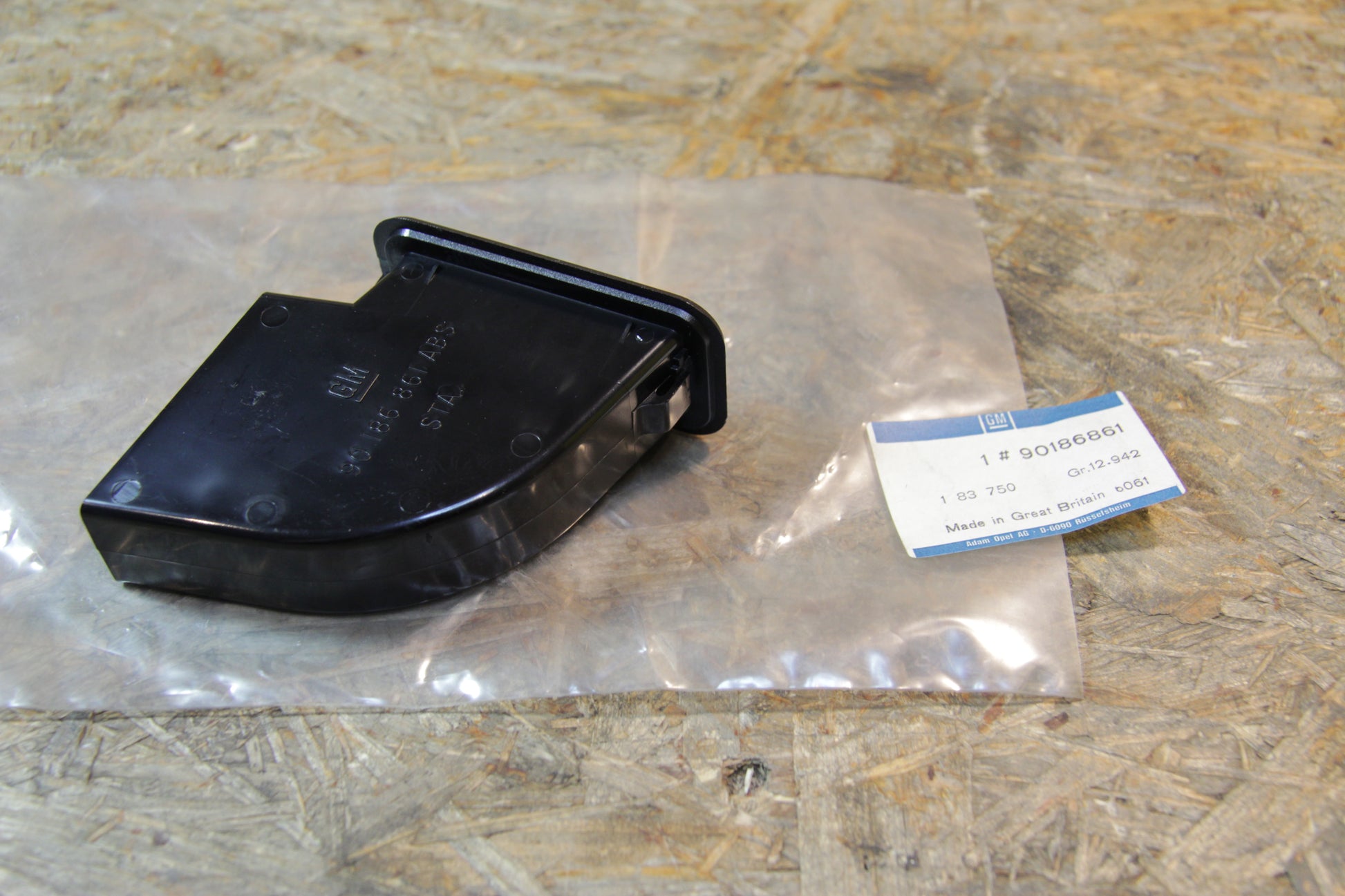 Original GM Opel Entlüftungseinsatz Seitenwand aussen 90186861 Kadett E