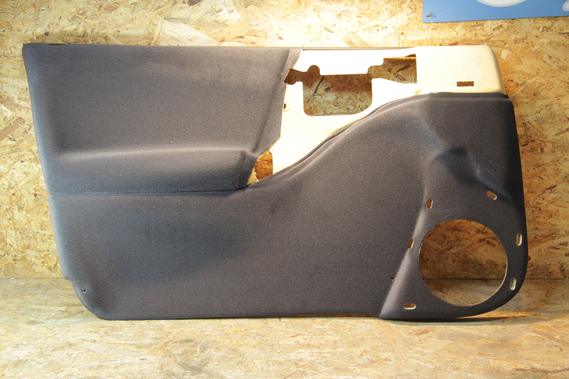 Original GM Opel Türverkleidung Vordertür links schwarz Austattungscode: XXCZ, XXDK, XXDL, XXEX, XXFD 90362967 Astra F
