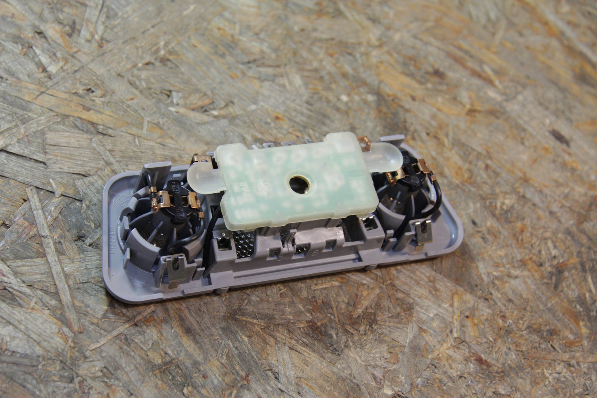 Original GM Opel Innenraumleuchte ohne Verzögerungsschalter pastelgrau 90262228 Omega A
