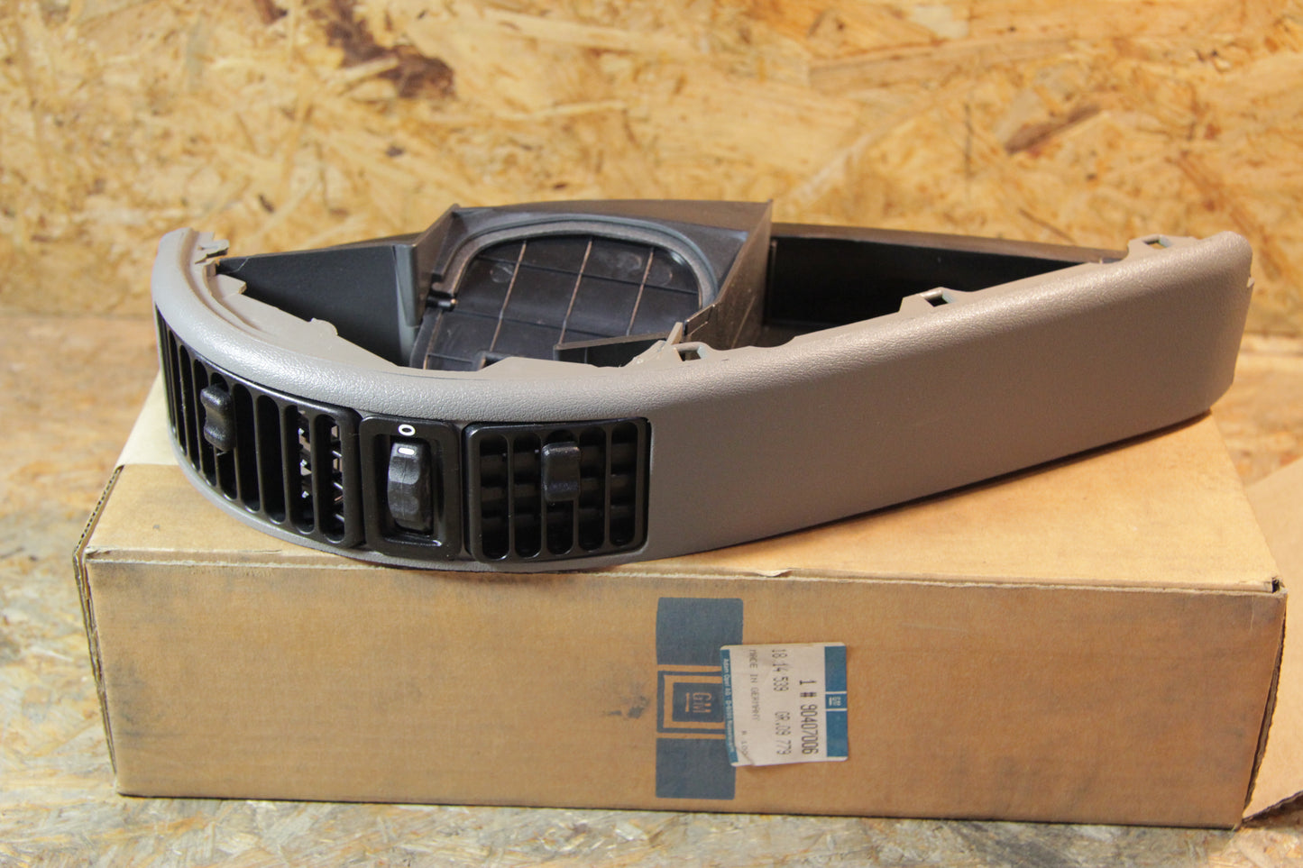 Original GM Opel Gehäuse Luftdüse aussen rechts grau 90407006 Omega A