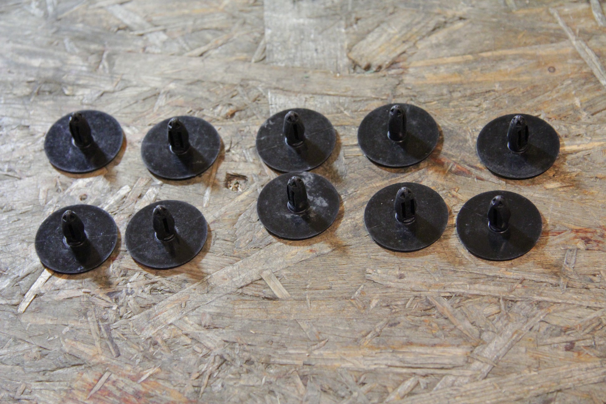 Original GM Opel Clips mit Nippel Teppich Heckraum an Querträger Rückwand  90356864 Calibra Neu