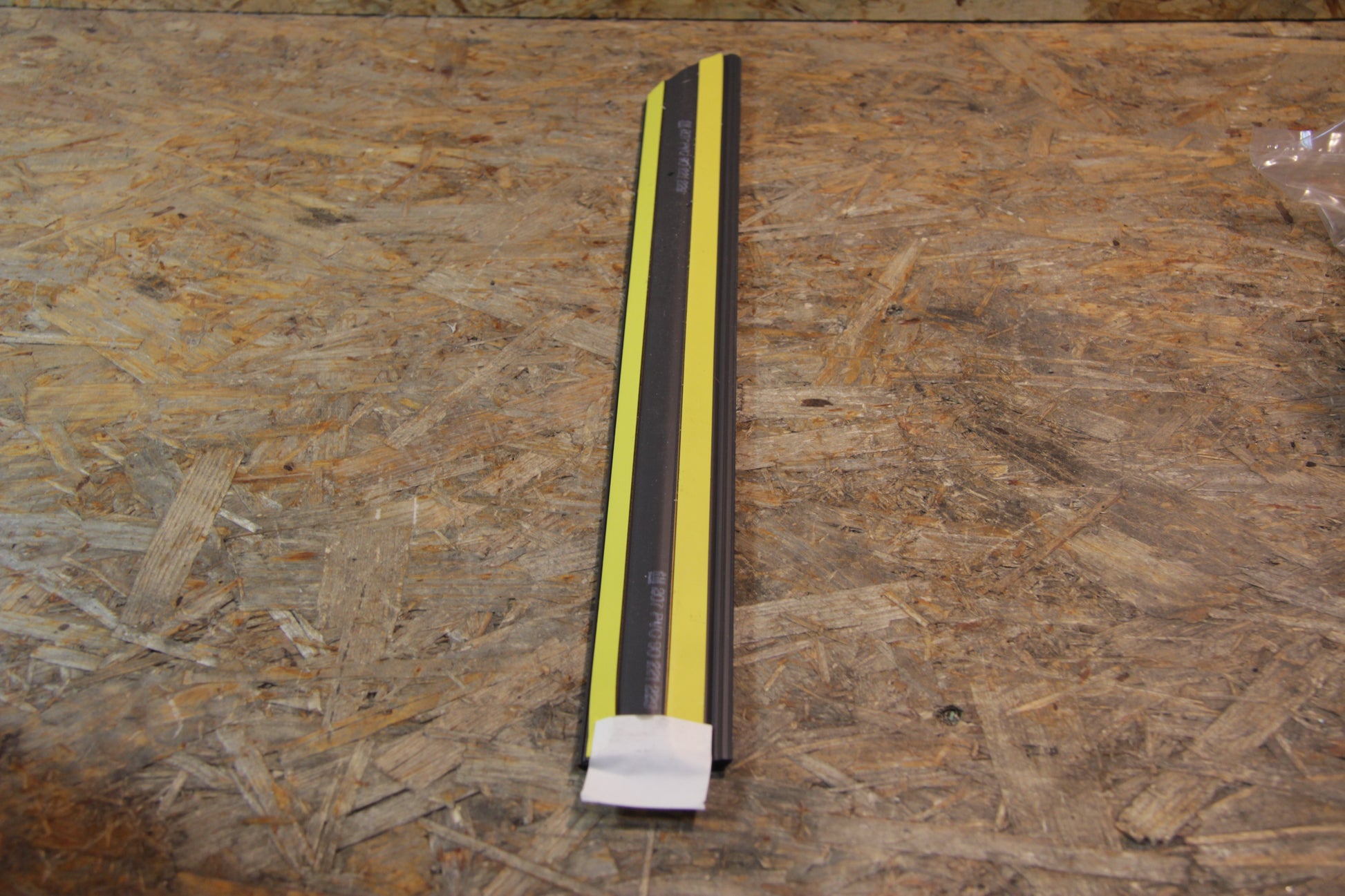 Zierleiste Seitenwand hinten links in blau/grau mit rotem Streifen