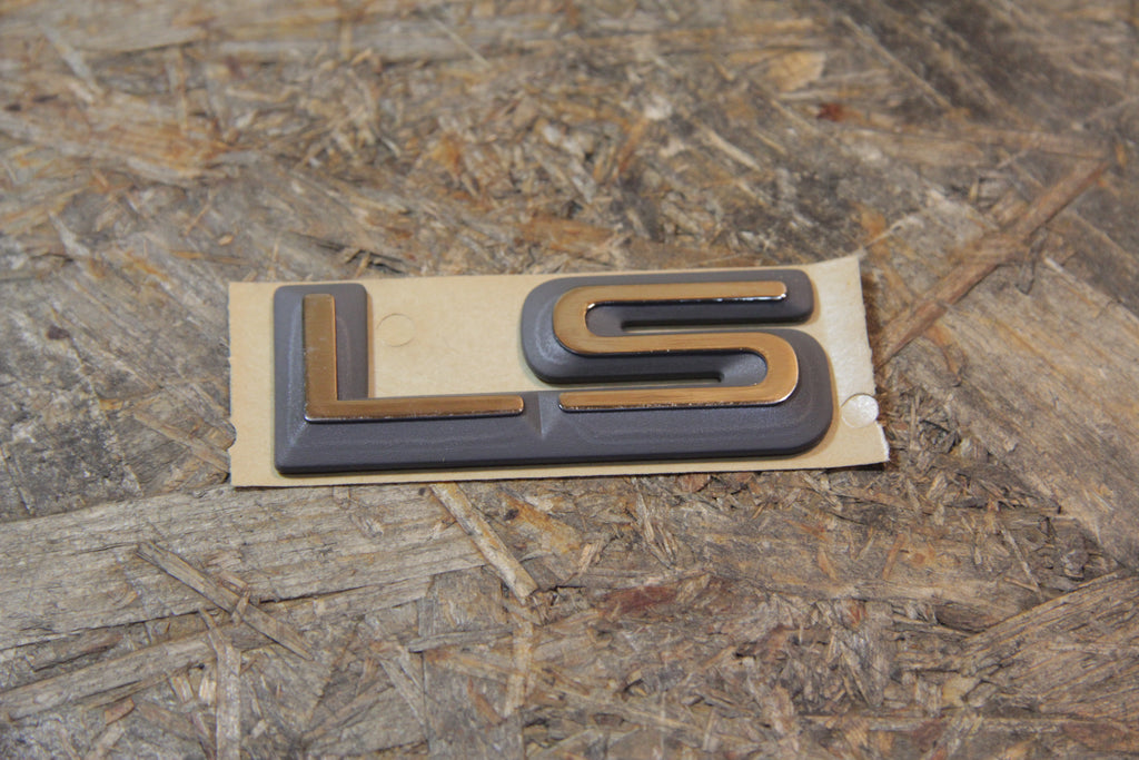 Emblem LS auf dem Kotflügel Chrom mit grauem Rand