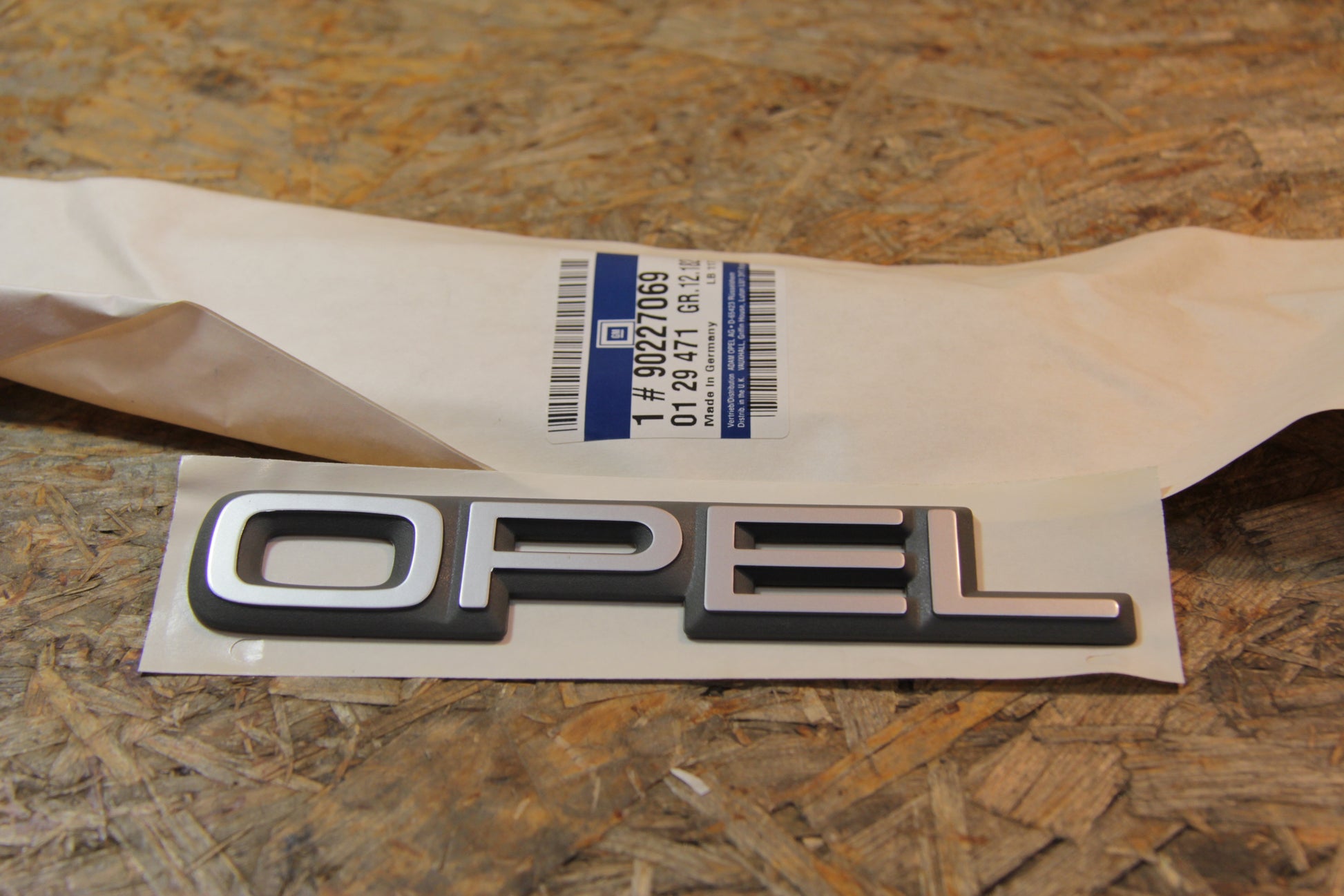 Original GM Opel OPEL- Schriftzug chrom/grau  Länge: 18 cm Breite: 3,3 cm  90227069 Kadett E