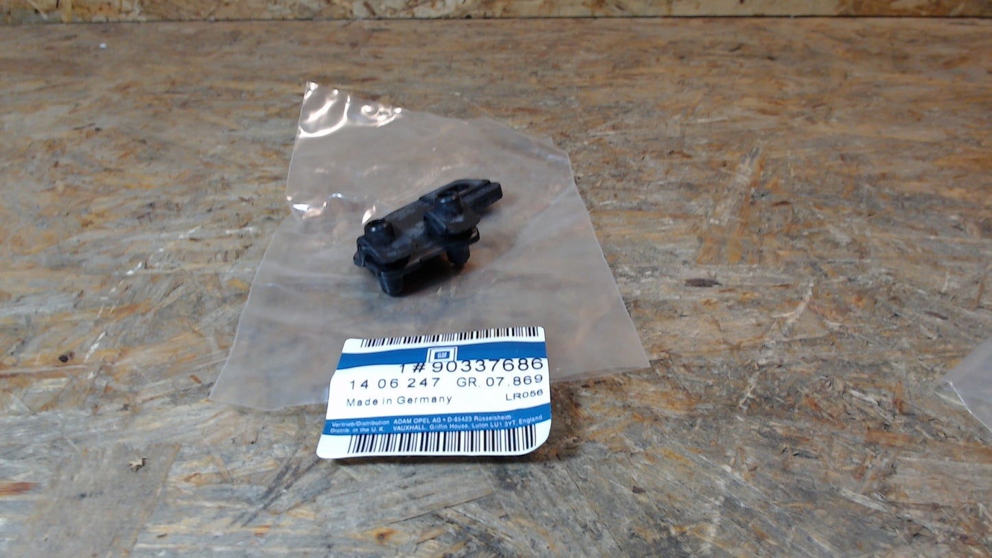 Original GM Opel Halter Stoßfänger hinten rechts 90337686 Omega A