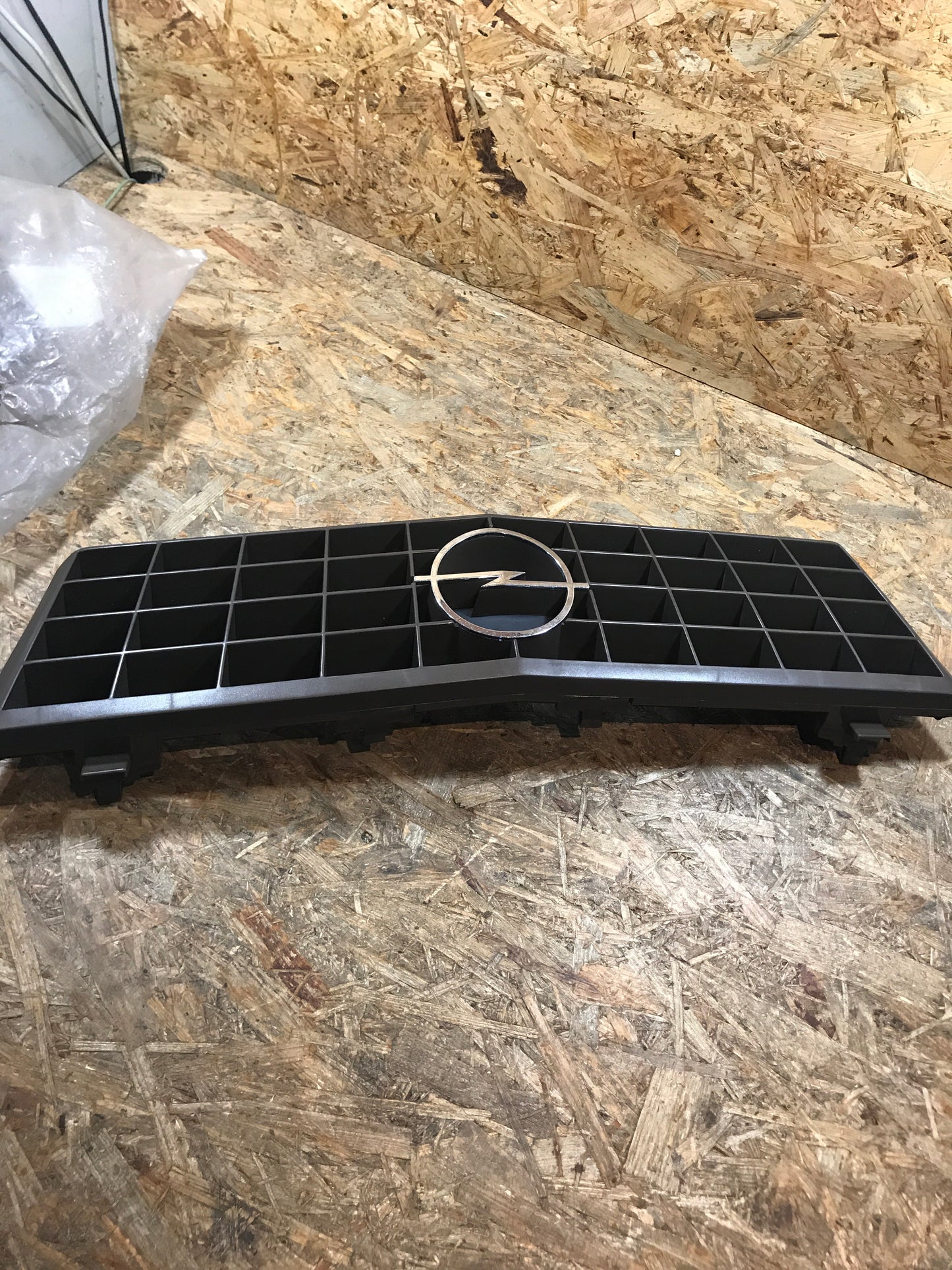 Original Opel Ascona C / Vauxhall Cavalier 82-88 Frontgrill NEU