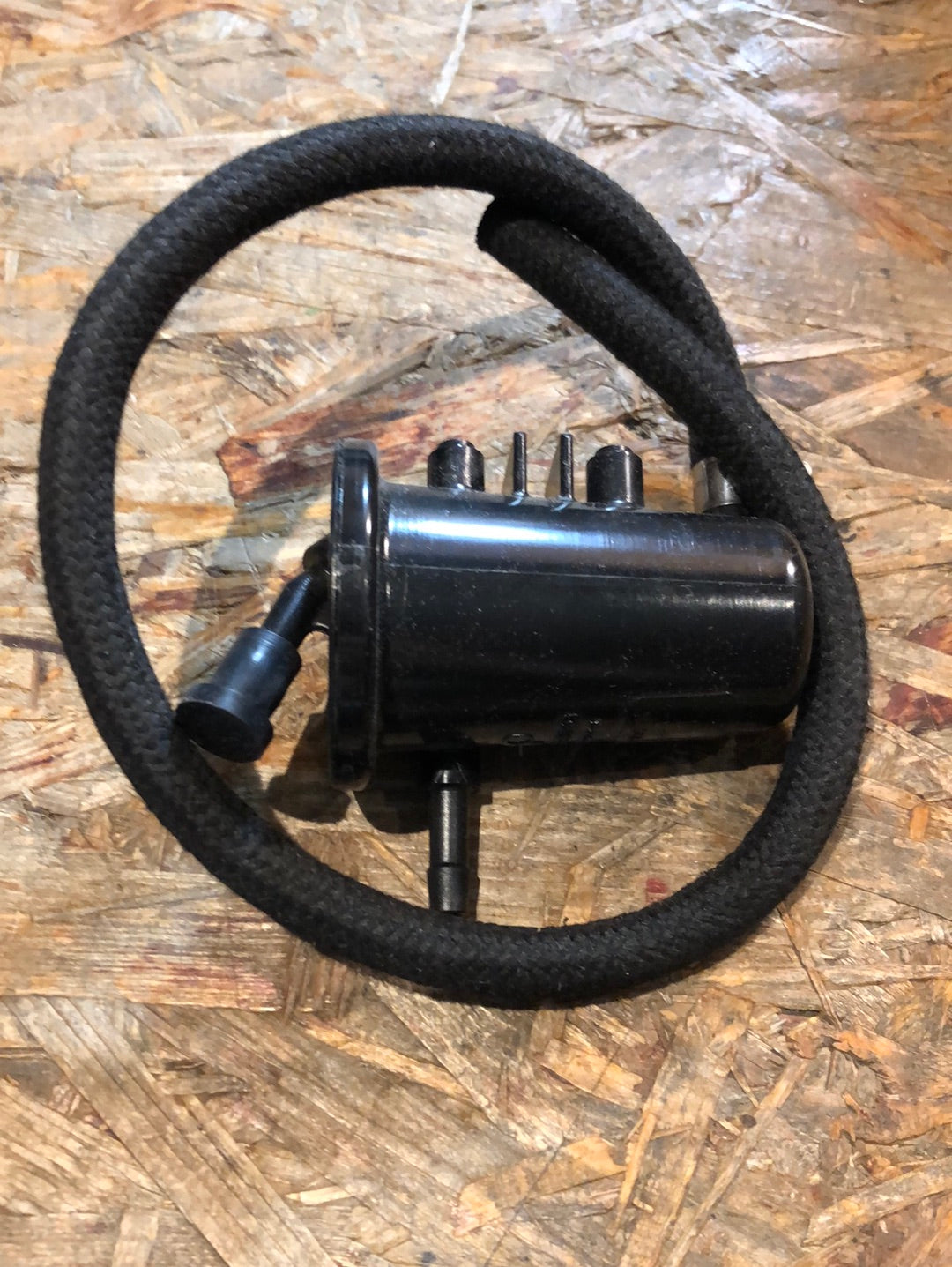 Original GM Opel Kadett E Ascona C Behälter Kraftstoffverdampfung Neu