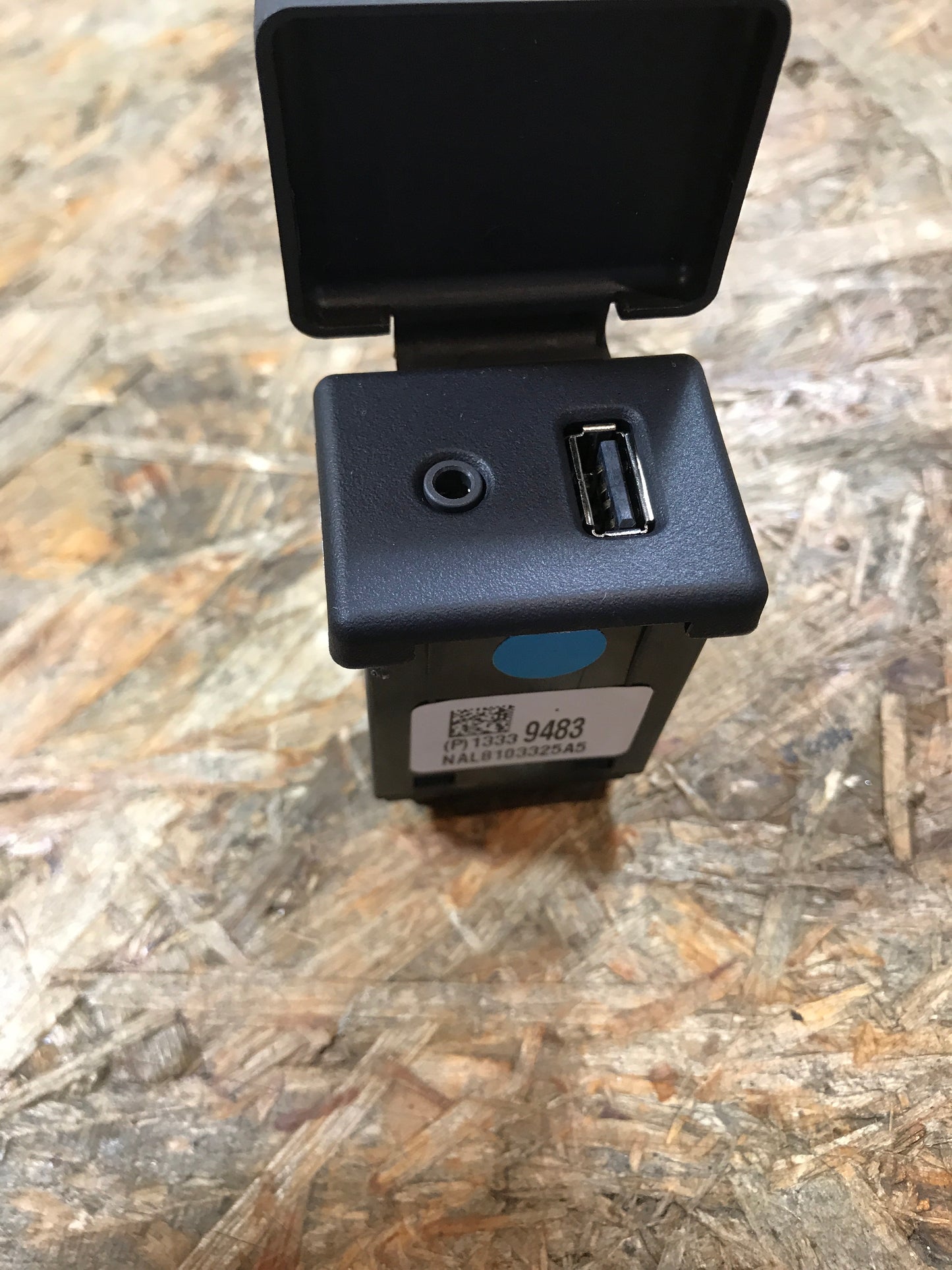 Original Opel Meriva B 1.3 1.4 CDTI 16V Schaltfläche Eingang AUX USB-Anschluss NEU