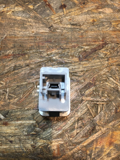 Original Chevrolet Aveo USB Anschluss NEU