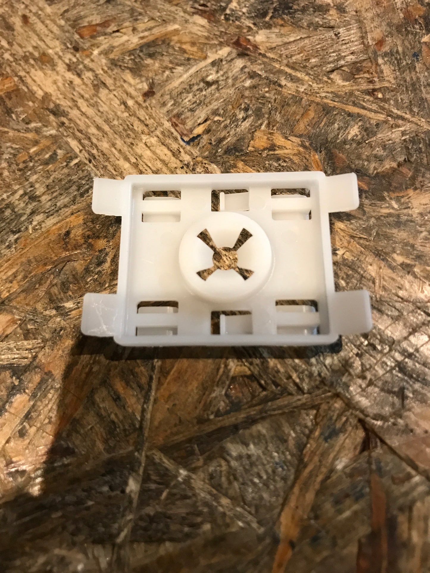 Original Omega B Kunstoffclip / Klammer an zierleiste NEU