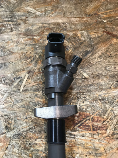 Original Trafic Vivaro Master II 2.5 DCI Einspritzdüse NEU