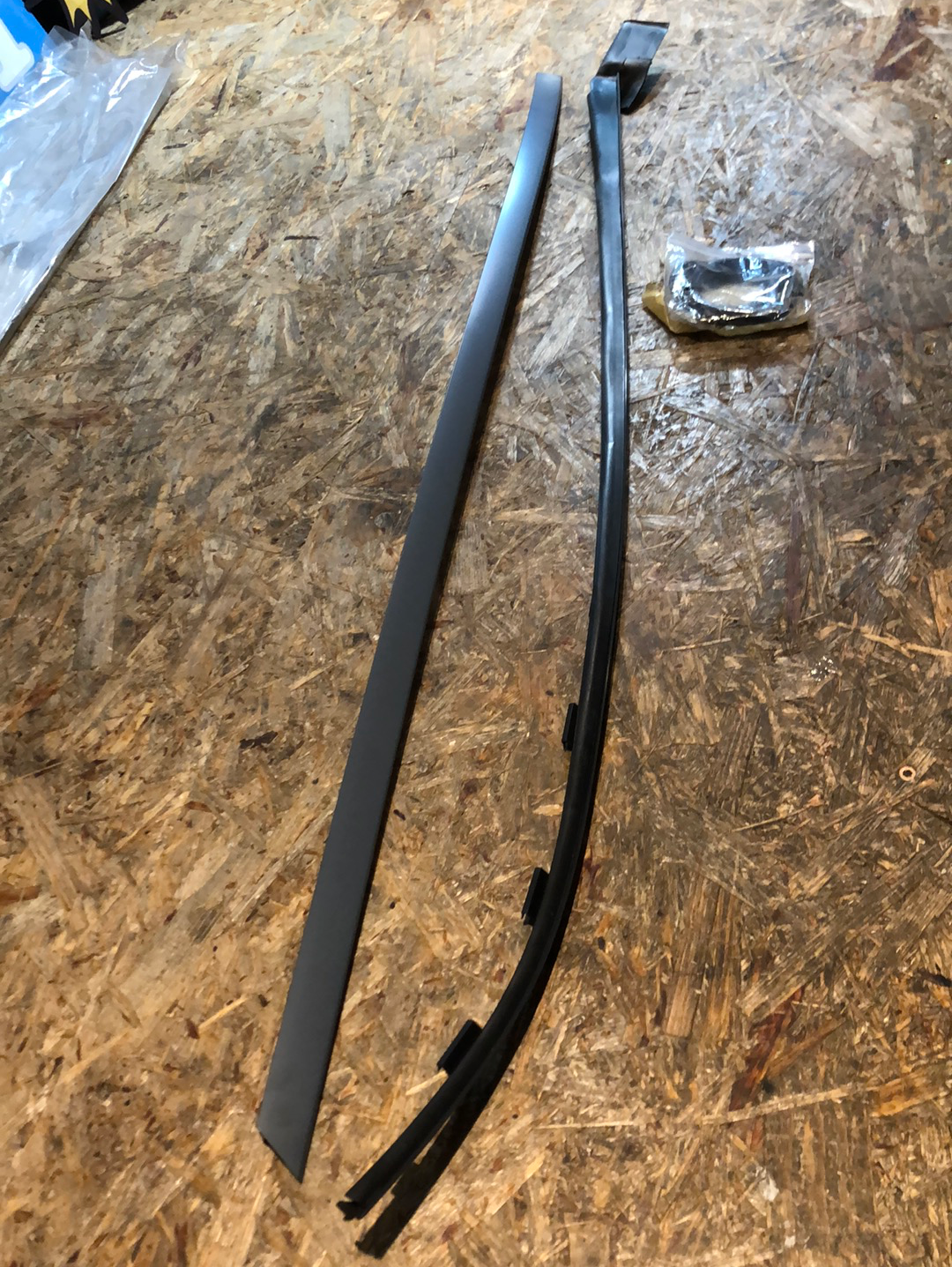 Original GM Opel Signum Vectra C Caravan Blende Frontscheibe Links Neu