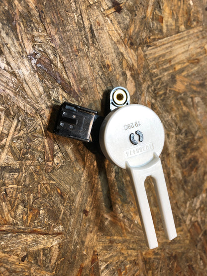 Original GM Opel Astra J Sensor Bremslicht Schalter Neu