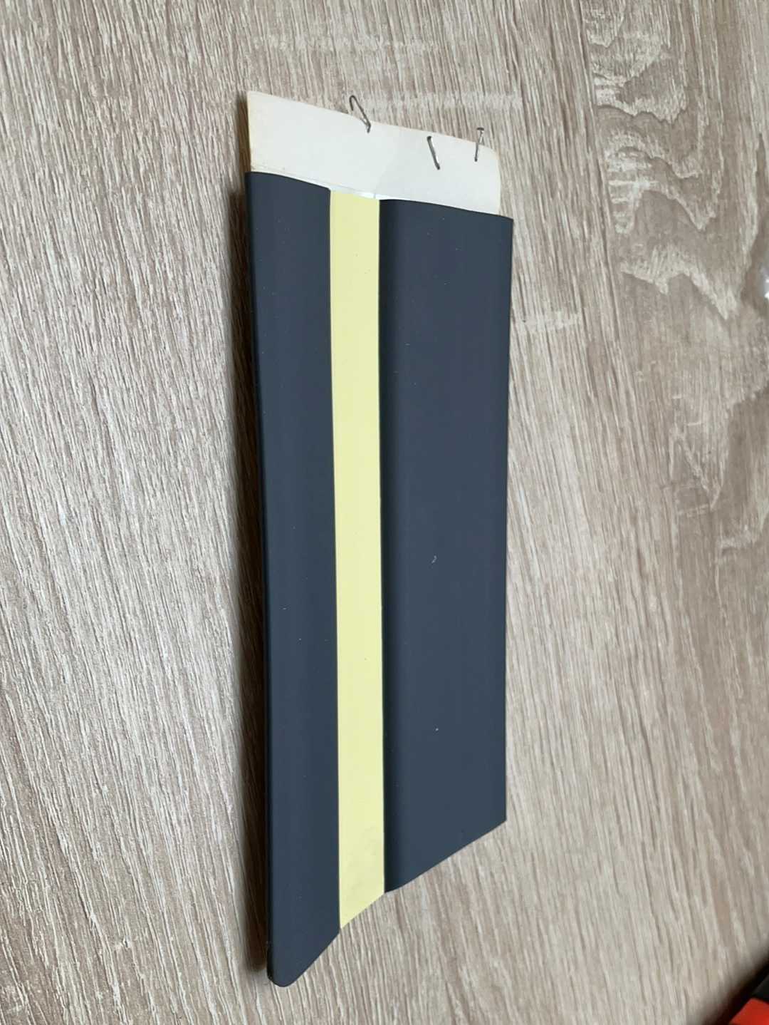 Original GM Opel Ascona C Schutzzierleiste vorne links mit gelbem Streifen Neu