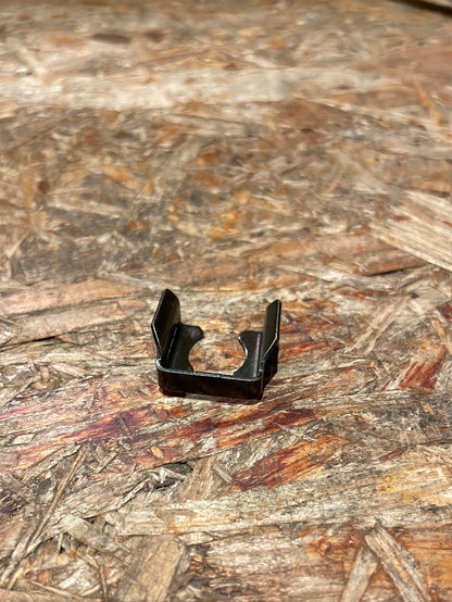 Original GM Opel Vectra C Federklammer Kraftstoff Einspritzventil an Einspritzverteiler Neu