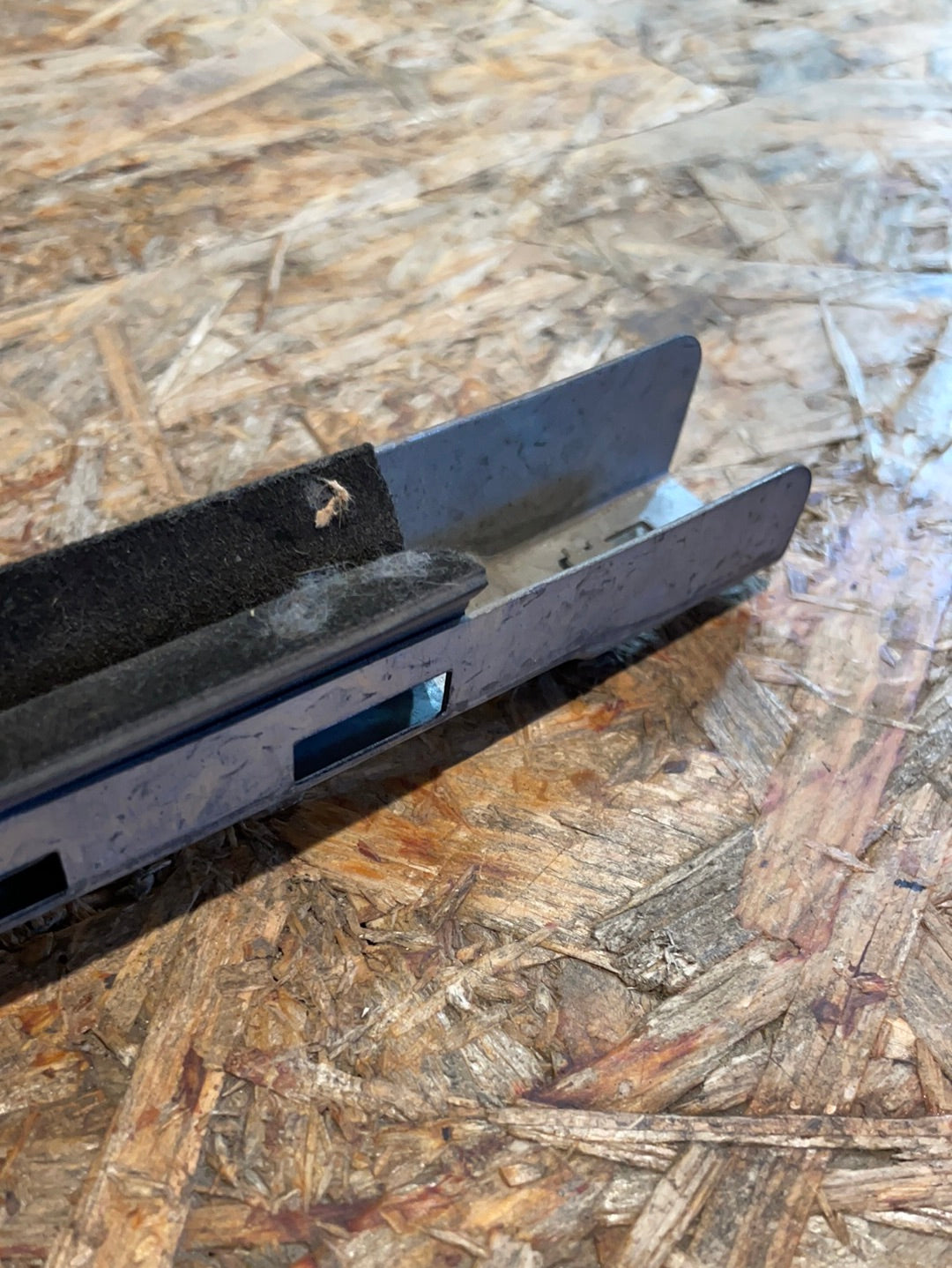 Original GM Opel Kadett E Führungsschiene Fensterführung hinten Neu