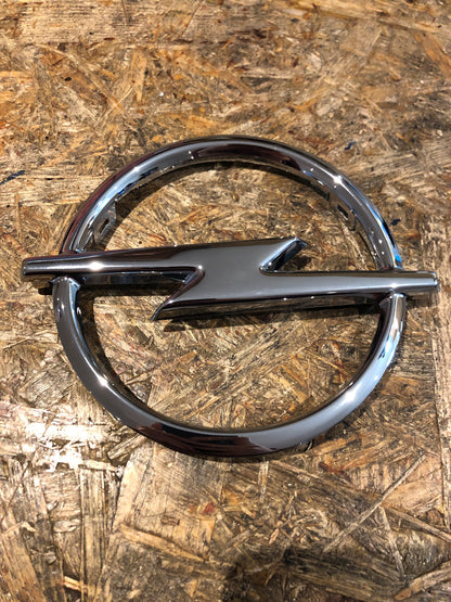 Original GM Opel Vivaro 2001-06 Omega B Speedster Movano A Emblem an Kühlergrill Neu