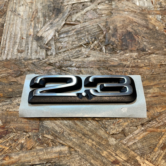 Original GM Opel Omega A „2,3“ Emblem schwarz Chrom Neu