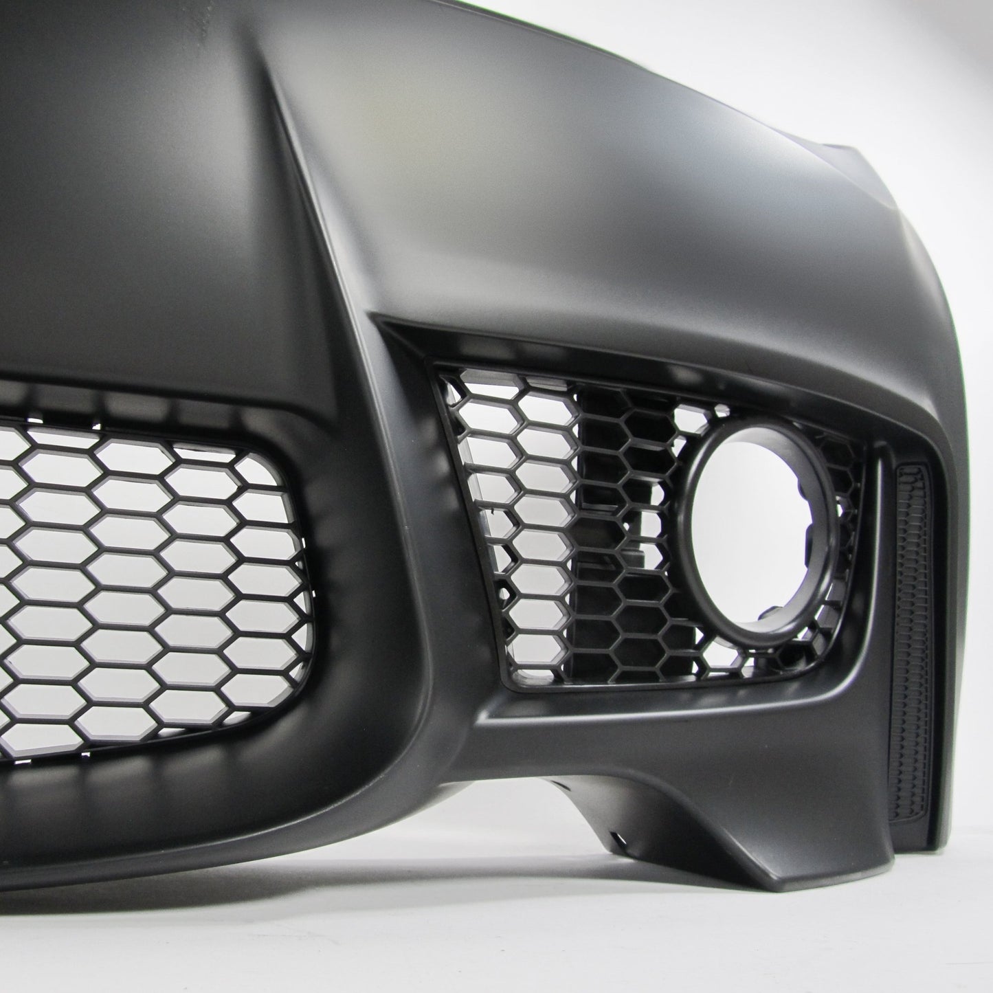 Frontstoßstange im Sport-Design mit Kühlergrill passend für BMW 1er 1er E81 (3 Türer) E82 (Coupe) E87 (5 Türer) E88 (Cabrio) ab Baujahr 2004-2013